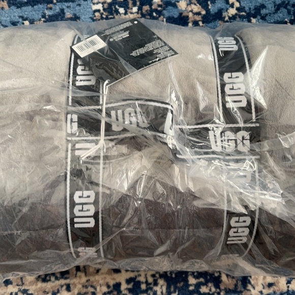 UGG Super Plush and Cozy Sherpa Avery Throw - Picture 3 of 4